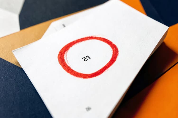 Um calendário com a data marcada em vermelho.